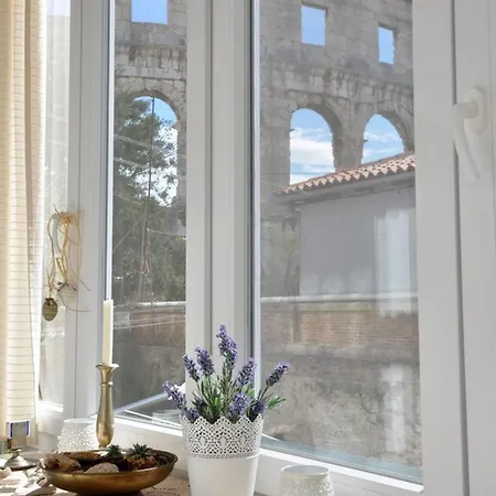 Apartment Amphiteater Art *