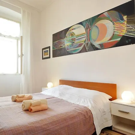 Apartment Amphiteater Art *